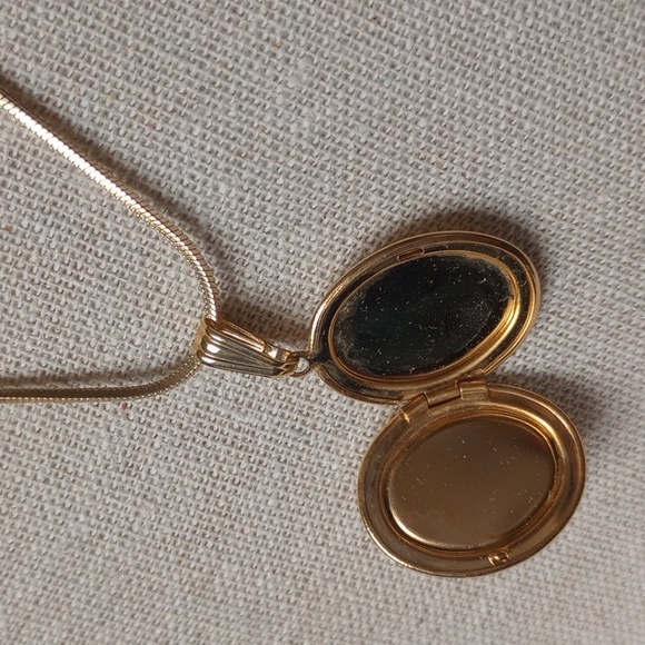 Romantic courting couple PORCELAIN PORTRAIT LOCKET NECKLACE VINTAGE - Picture 4 of 10